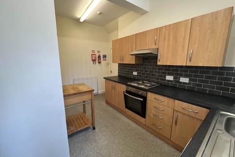 3 bedroom flat to rent, 44B Roseangle, ,