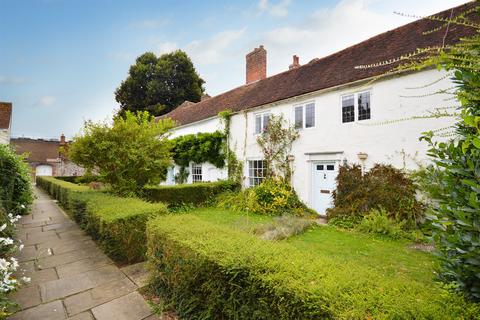 4 bedroom terraced house to rent, Vicars Close, Chichester, PO19