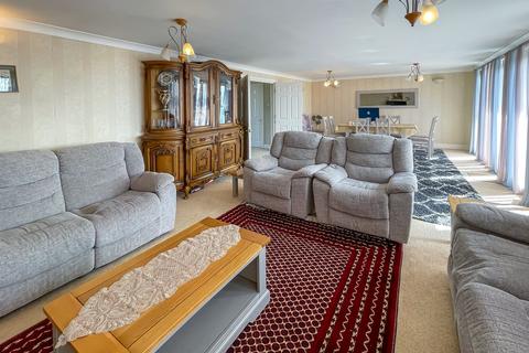 3 bedroom penthouse for sale, Pembroke Rd, Ruislip, HA4