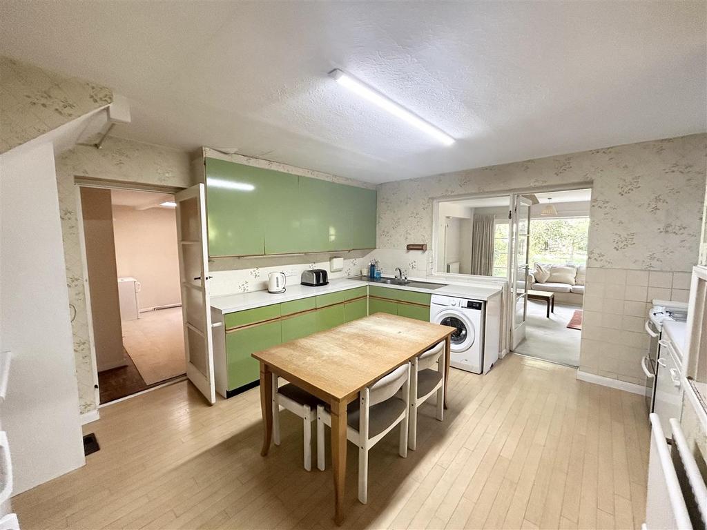 Kitchen/Breakfast Room: