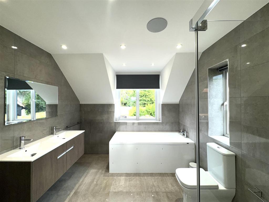 En-suite to Bed 1.jpeg