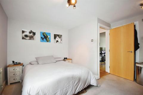 2 bedroom apartment for sale, Holland Gardens, Brentford