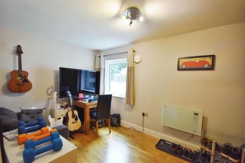 2 bedroom apartment for sale, Holland Gardens, Brentford