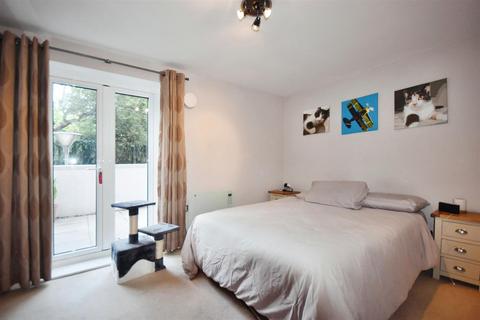 2 bedroom apartment for sale, Holland Gardens, Brentford