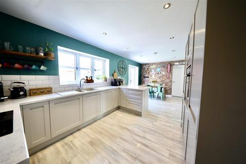 4 bedroom detached house for sale, Lumley Avenue, Kingswood, Hull