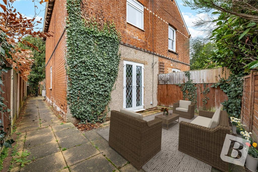 Courtyard - Staged