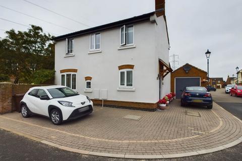 3 bedroom detached house for sale, Woodford Close, Aylesbury HP19