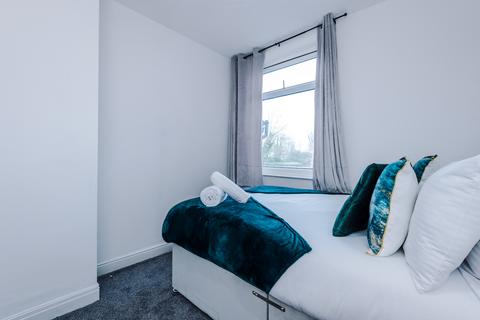 3 bedroom serviced apartment to rent, Jobling Street, Manchester M11