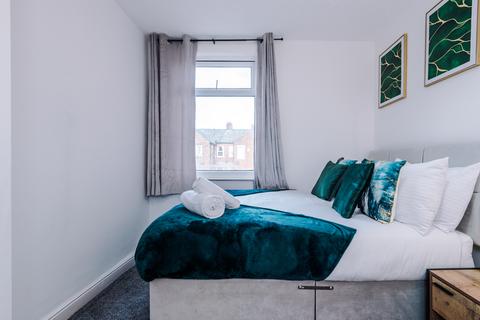 3 bedroom serviced apartment to rent, Jobling Street, Manchester M11