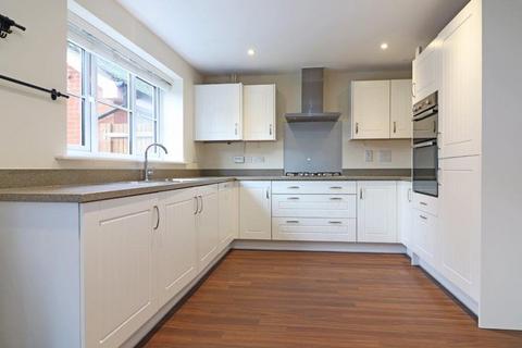 6 bedroom detached house to rent, Whittaker Drive, Horley