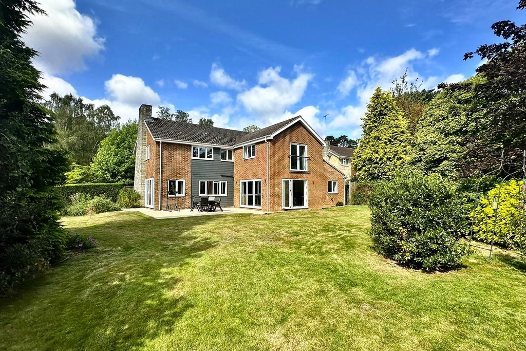 Green Hill Road, CAMBERLEY GU15 4 bed detached house for sale £1,000,000