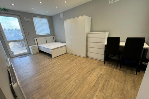 1 bedroom in a house share to rent, Hounslow, TW4