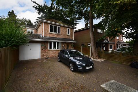 4 bedroom garage for sale, Chanterlands Avenue, Hull