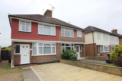 3 bedroom terraced house to rent, Fairfax Road, Woking GU22