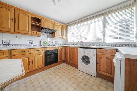 6 Oaklands, Haslemere, GU27 3RD