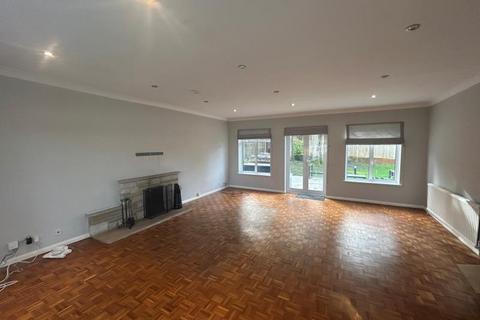 5 bedroom terraced house to rent, Holmwood Close, East Horsley KT24