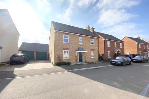 4 bedroom detached house to rent, Great Barn Crescent, Woking GU24