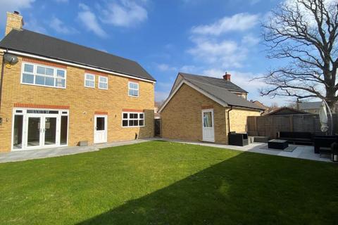 4 bedroom detached house to rent, Great Barn Crescent, Woking GU24