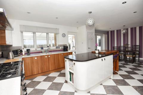 4 bedroom chalet for sale, Wavering Lane West, Gillingham