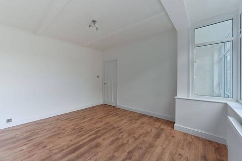 3 bedroom terraced house to rent, Hatch Road, Norbury, London, SW16