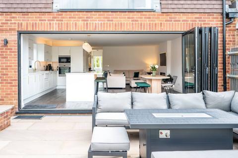 2 Wallace Close, Fairlands, Guildford, GU3 3NP