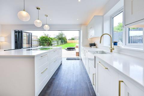 2 Wallace Close, Fairlands, Guildford, GU3 3NP