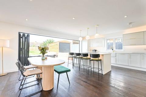 2 Wallace Close, Fairlands, Guildford, GU3 3NP
