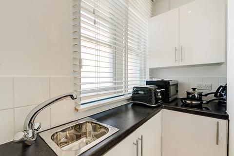 Studio to rent, Hill Street, W1J 5LZ