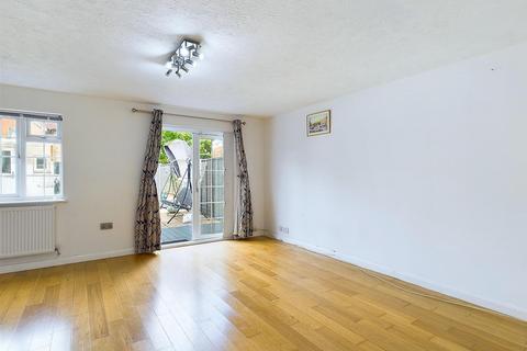 4 bedroom semi-detached house to rent, Westmacott Drive, Feltham