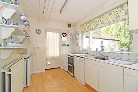 7 Den Close, Beckenham, BR3 6RP