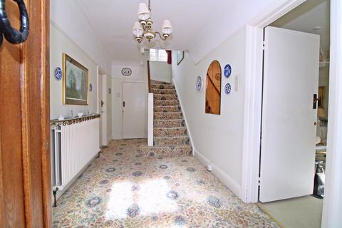 7 Den Close, Beckenham, BR3 6RP