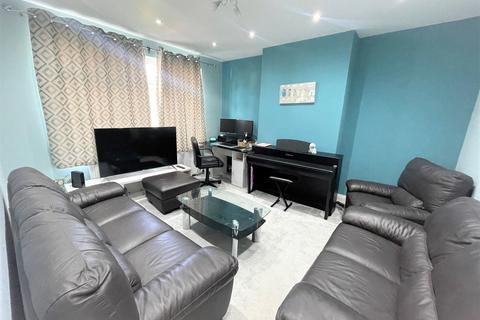 3 bedroom semi-detached house to rent, Pinner Park Avenue, Harrow HA2