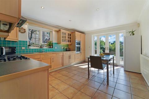 3 Walnut Grove, Banstead, SM7 1PJ