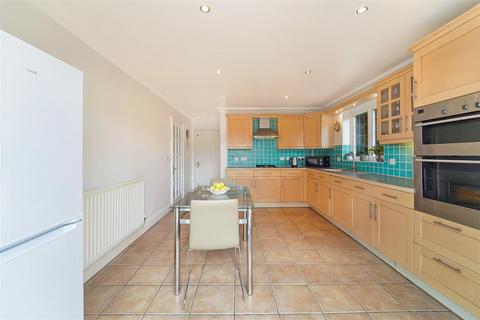 3 Walnut Grove, Banstead, SM7 1PJ