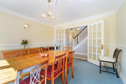 3 Walnut Grove, Banstead, SM7 1PJ
