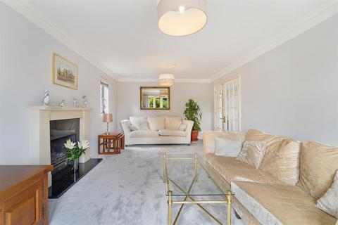 3 Walnut Grove, Banstead, SM7 1PJ