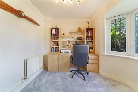 3 Walnut Grove, Banstead, SM7 1PJ