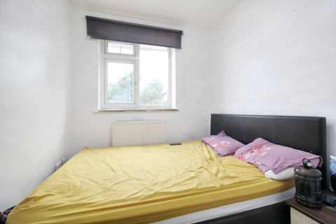 3 bedroom flat to rent, Rushdene Crescent, Northolt UB5