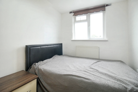 3 bedroom flat to rent, Rushdene Crescent, Northolt UB5