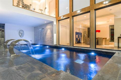 5 bedroom detached house to rent, Contemporary Home with Swimming Pool, Prestbury