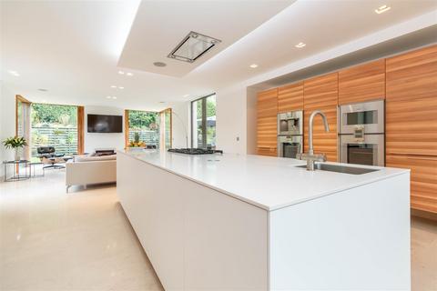 5 bedroom detached house to rent, Contemporary Home with Swimming Pool, Prestbury