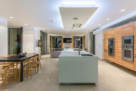 5 bedroom detached house to rent, Contemporary Home with Swimming Pool, Prestbury