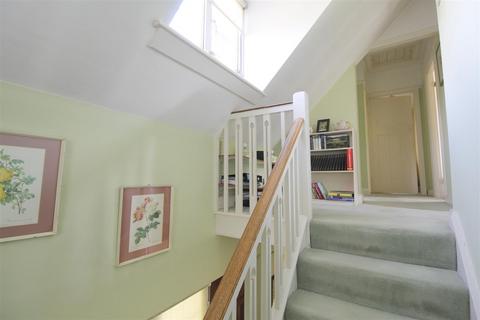 216 High Road, Byfleet, West Byfleet, KT14 7DD