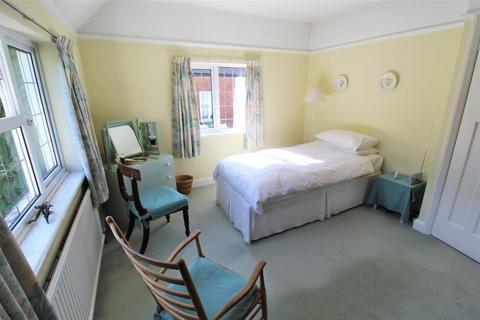 216 High Road, Byfleet, West Byfleet, KT14 7DD