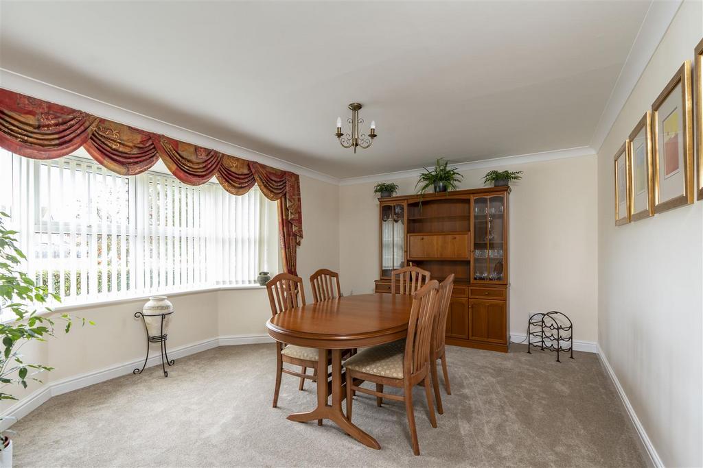 Bay fronted dining room :