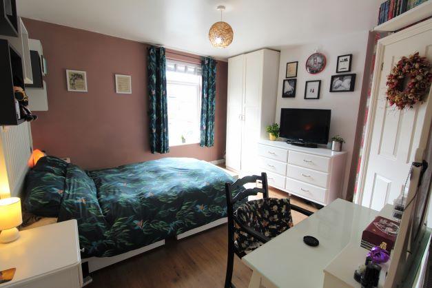 R Bed 1.jpg