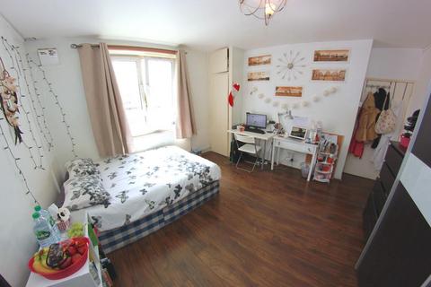 4 bedroom flat to rent, Headlam Street, London E1