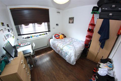 4 bedroom flat to rent, Headlam Street, London E1