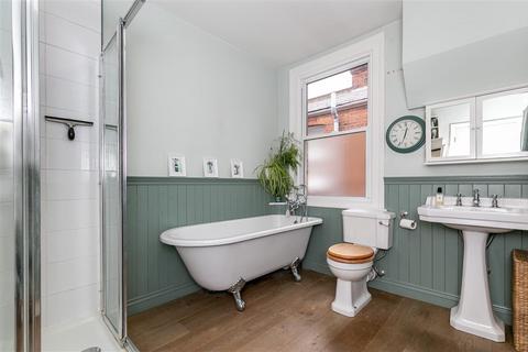 3 bedroom flat for sale, London NW10