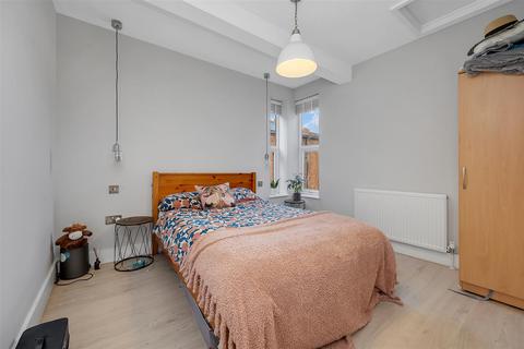 2 bedroom flat for sale, Melrose Avenue, London NW2